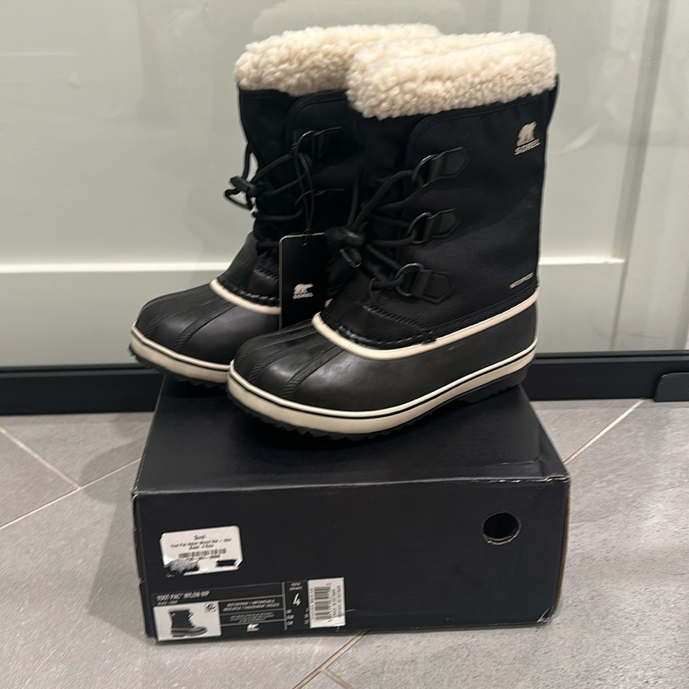Sorel Yoot Pac Snow Boot Youth Size 4- New!